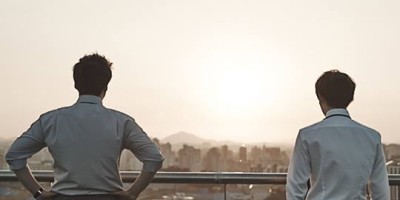 사람을 볼 때 힐끗 거리지마